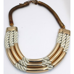 Collier ethnique en métal avec des cordes tressées